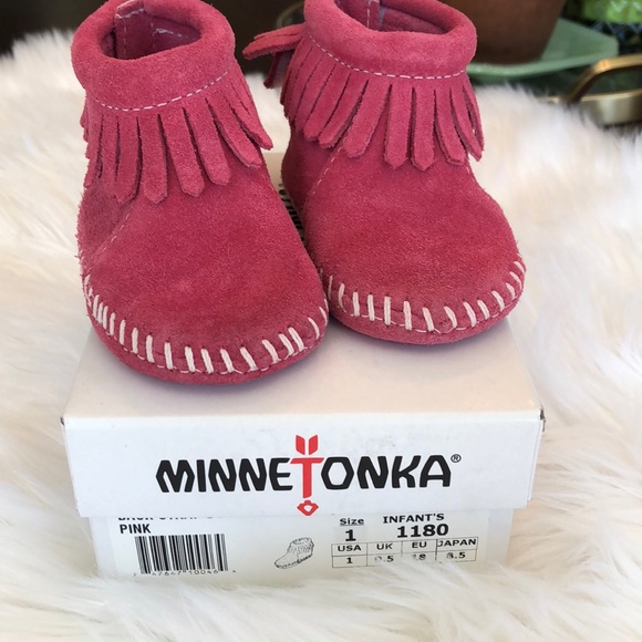 Minnetonka Other - Infants pink moccasin bootie